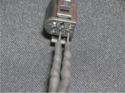 plug with 6pins, heads of the cables to pin 2 and 3